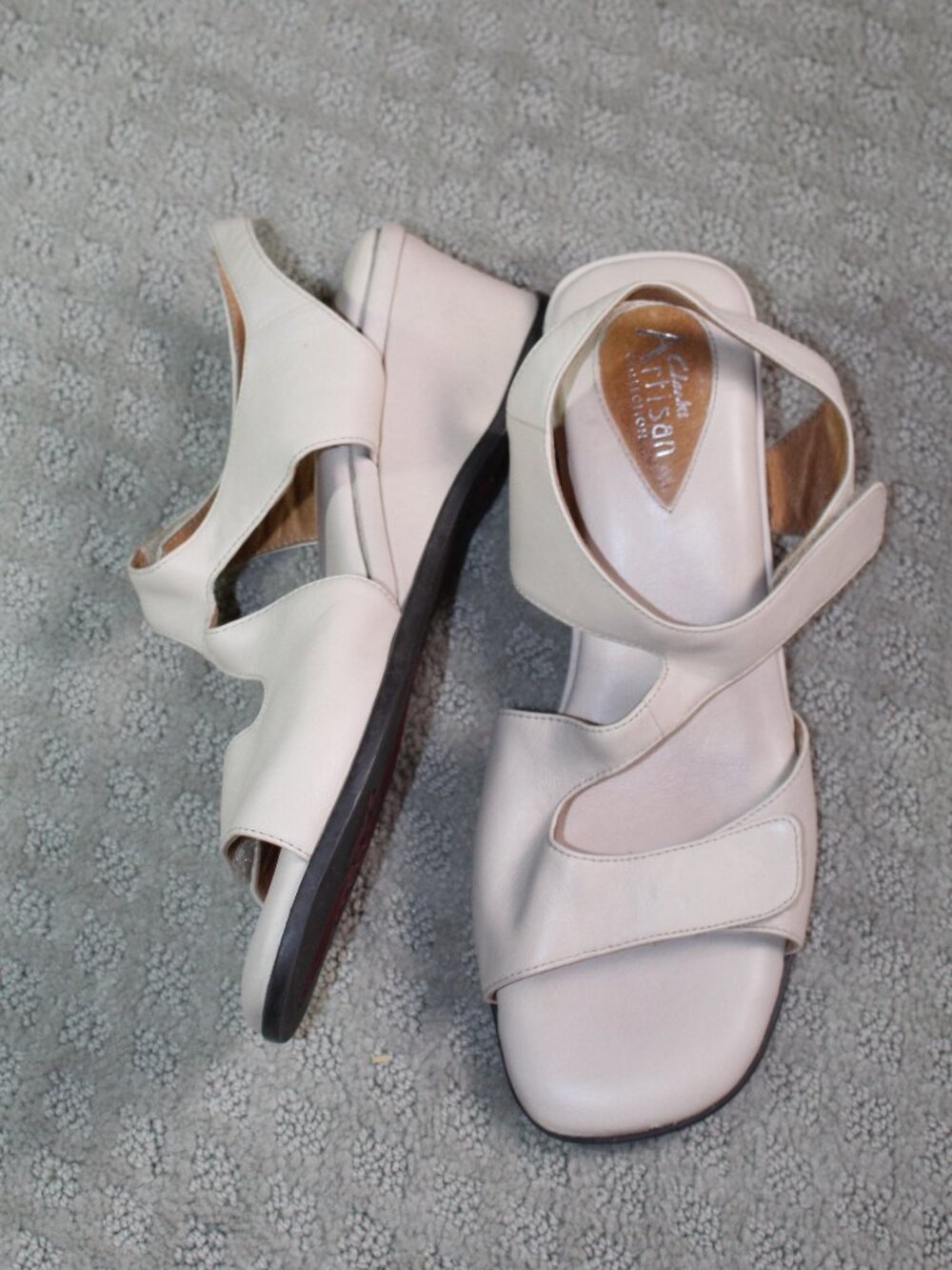 Clarks Artisan Collection Size 8.5W Cream Wedge Hook & Loop Strap Sandals